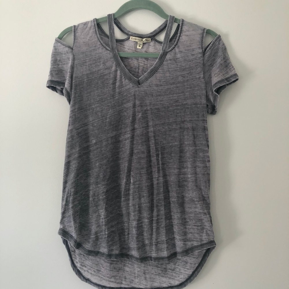 3/20 SALE 🌸 Cutout Cold Shoulder Top